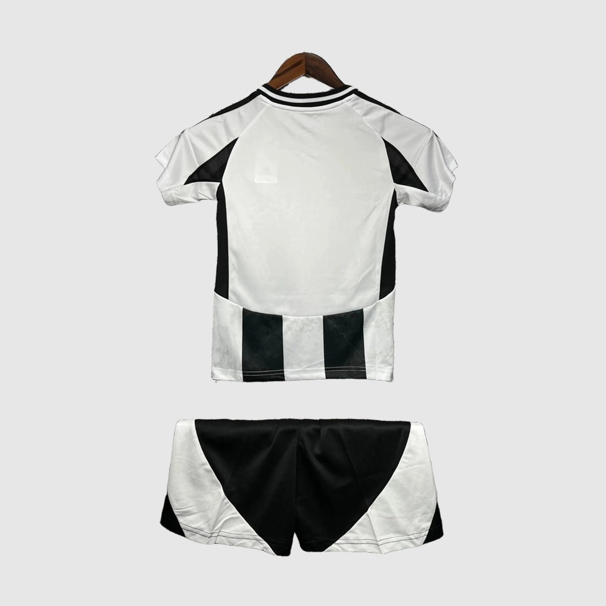 Juventus Home Kids Kit 2024/25 - photo 2